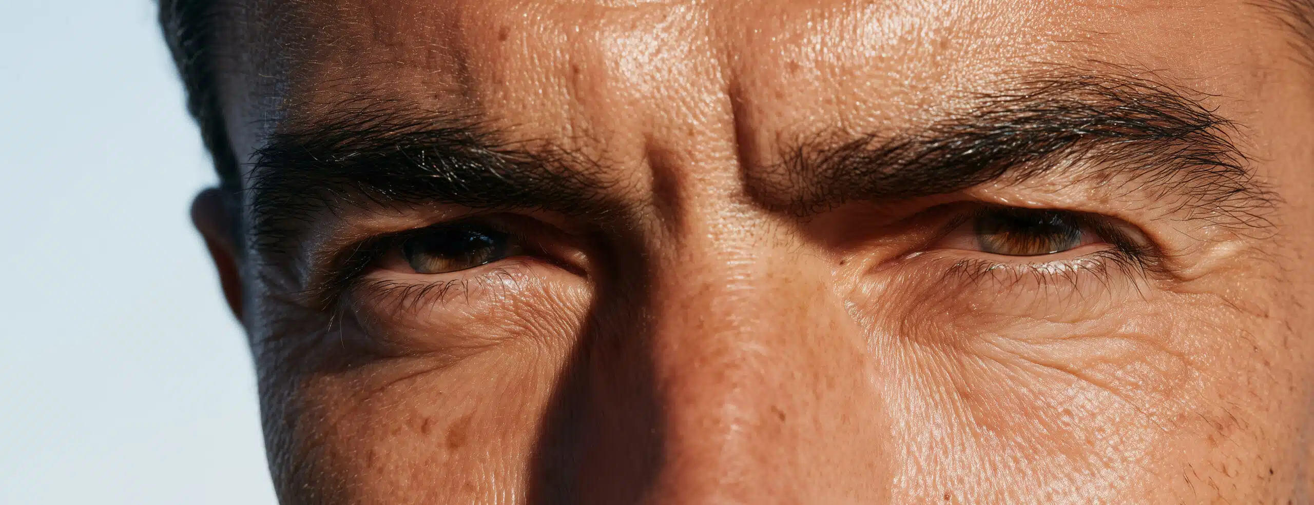 Blépharoplastie chez l&rsquo;homme : comment garder un regard naturel ?
