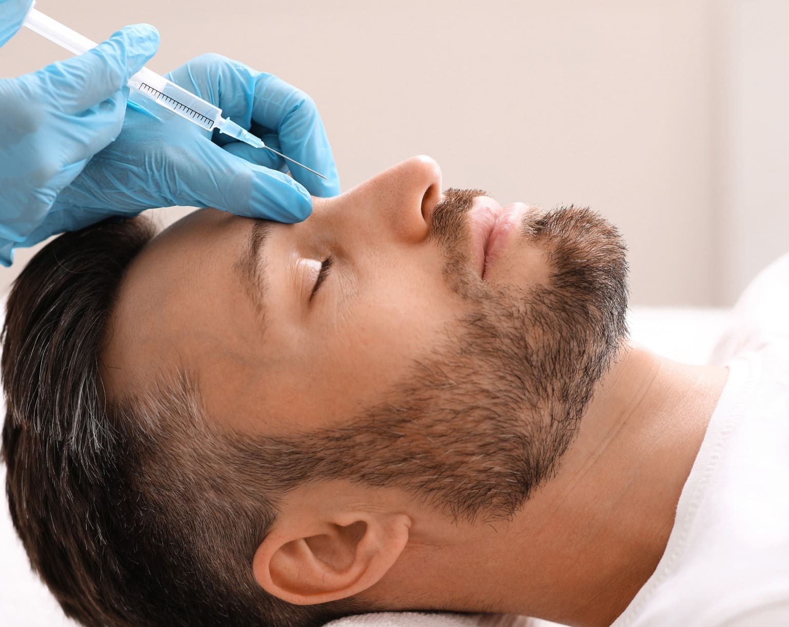 Avantages et inconvénients de la rhinoplastie médicale à Lyon avec le Dr Durbec